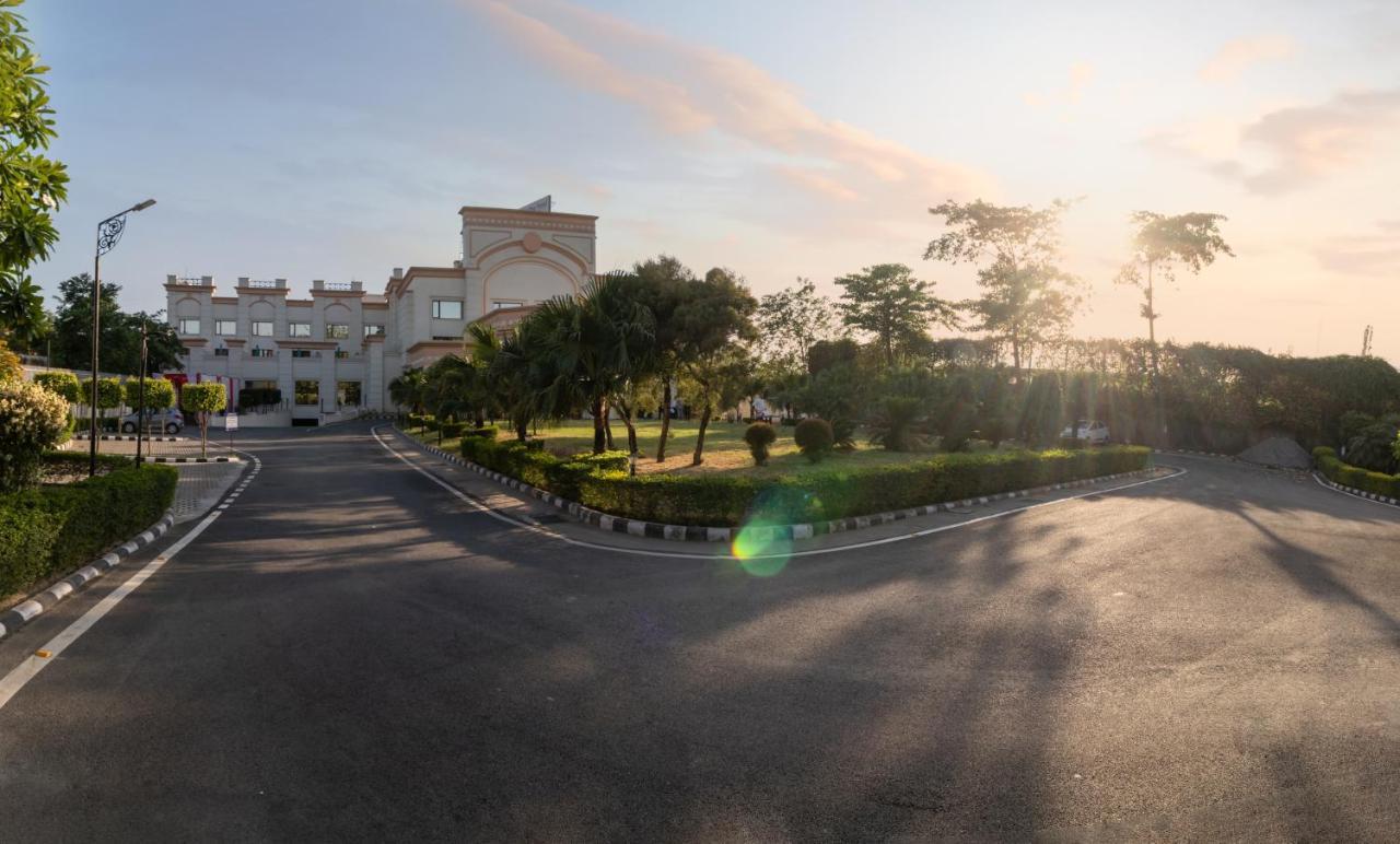 The Competent Palace Hotel Selakui Exterior photo