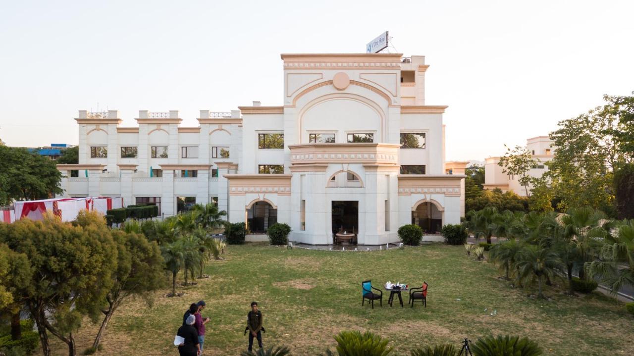 The Competent Palace Hotel Selakui Exterior photo